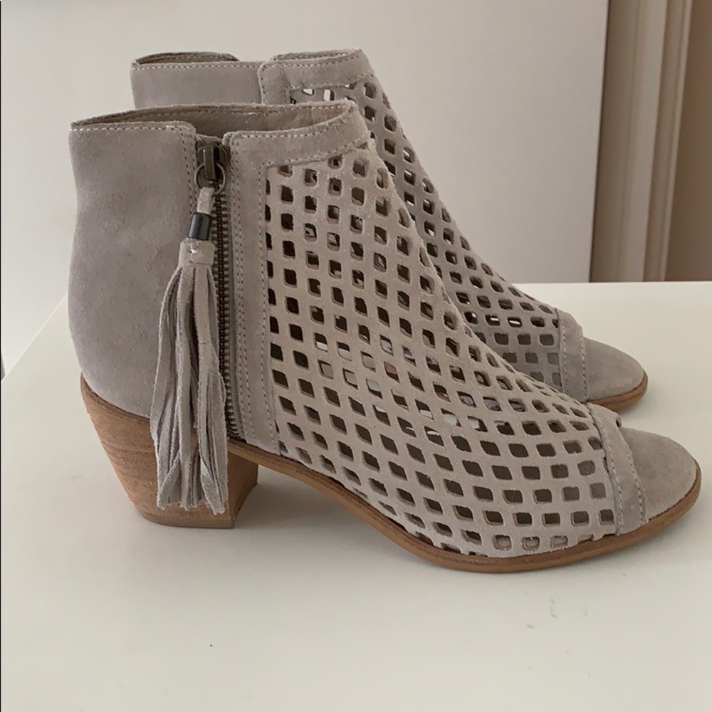 Peep toe cut out suede booties tassel 7.5